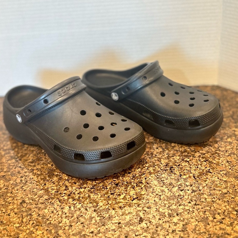 Women’s Black Classic Crocs SZ: 10 W